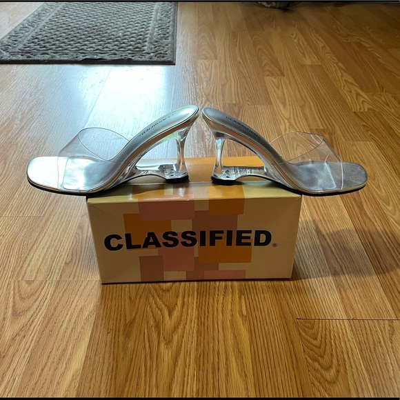 Classified see-thru lucite clear 7.5 M heels like new in box - Picture 4 of 8